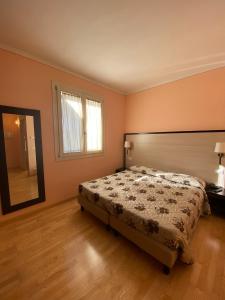 una camera con letto e finestra di Villa Clorè Hotel & Spa a Lama Mocogno