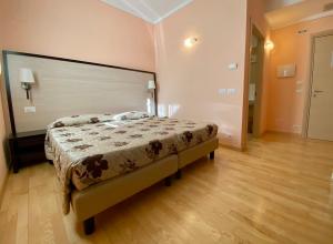 a bedroom with a bed in a room at Villa Clorè Hotel & Spa in Lama Mocogno