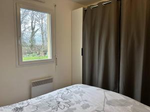 - une chambre avec un lit et une fenêtre dans l'établissement 956 - Maison 6p, à 15min du Val-André et d'Erquy., à Hénansal