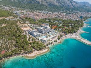 eine Luftansicht eines Resorts in der Nähe des Ozeans in der Unterkunft Romana Beach Resort in Makarska