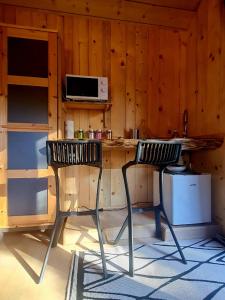 twee stoelen aan een aanrecht in een keuken bij Le Chalet Du Blanc Spa yoga in Aillon-le-Jeune