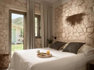 Un pat sau paturi într-o cameră la Avesta Private Villas - Iokasti