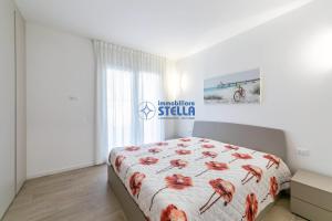 een slaapkamer met een bed met een dekbed van krab bij Residence Baia Bianca in Lido di Jesolo