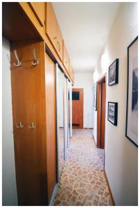 um corredor com portas de madeira e um corredor com em Color 24 Apartament V em Stalowa Wola