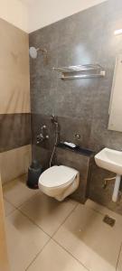 La salle de bains est pourvue de toilettes et d'un lavabo. dans l'établissement GREEN TERRUS BUSINESS CLASS HOTEL, à Chennai