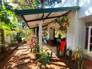eine Terrasse mit Markise an der Seite eines Hauses in der Unterkunft Goalma Family Holiday Resort & Restaurant in Anuradhapura