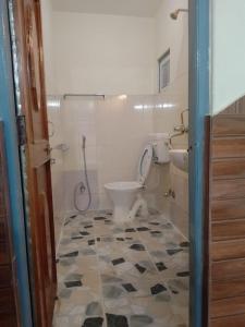 een badkamer met een toilet en een douche bij Memory Guest house in Pokhara