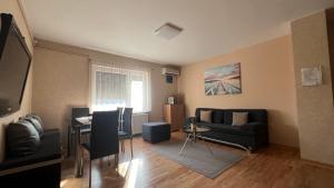 ein Wohnzimmer mit einem Sofa und einem Tisch in der Unterkunft Charlie&Blueberries 1 in Belgrad