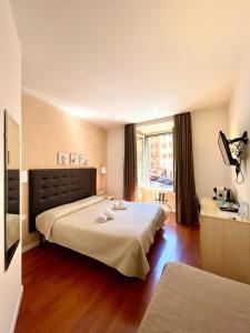 ローマにあるElle Cavour Guest Houseのベッドと窓が備わるホテルルーム