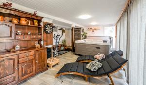 Una cocina con un sofá y una mesa en una habitación. en Hmooyi Hill Cottage, en Kolarovec