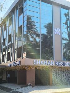 新孟買的住宿－Sharan Residency，前面有上海注册标志的建筑物