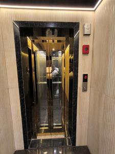 新孟買的住宿－Sharan Residency，大楼走廊上的电梯