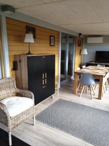 Televízia a/alebo spoločenská miestnosť v ubytovaní Apartamenty pod Wilczakiem
