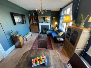 Et opholdsområde på Large Beautiful Luxury City Centre Apartment on On Mill Rd - Walk to Station and City Centre