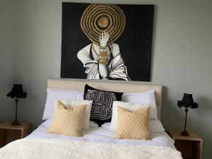 Ένα ή περισσότερα κρεβάτια σε δωμάτιο στο Follies Suites Ballyvoile
