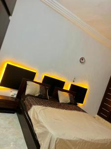ein Schlafzimmer mit einem Bett mit Lampen an der Wand in der Unterkunft Timba ciné01 in Cotonou