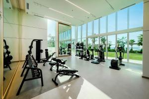 ein Fitnessstudio mit Laufbändern und Trainingsgeräten in einem Gebäude in der Unterkunft Luxury apartments at La Vie in Dubai