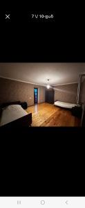 Avtokarkhana. Chkalovi N14 في كوتايسي: غرفة نوم بسرير وارضية خشبية