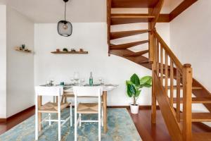 une salle à manger avec une table et un escalier dans l'établissement Chic apart with terrace and parking, à Bobigny