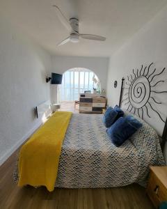 アリカンテにあるÁtico Playa Muchavista - El Campelloのベッドルーム1室(黄色い毛布付きのベッド1台付)