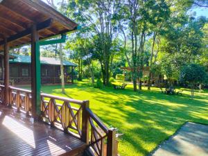 um alpendre de uma casa com um jardim verde em Toucan Lodge em Puerto Iguazú