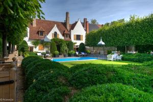 una casa con un patio con piscina en Exclusive Suites The Secret Garden, en Brujas