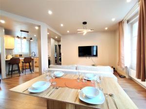 a living room with a table and a couch at Le Cocon Design - Gare / Centre ville de Caen in Caen