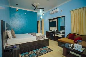 a hotel room with a bed and a mirror at Aqua Marina Drive Inn in Mandarmoni