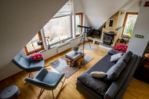an overhead view of a living room with a couch and chairs at Hmooyi Hill Cottage in Kolarovec