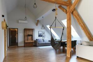 Ein Sitzbereich in der Unterkunft FOLGA - Hotel, Restauracja, Browar, SPA