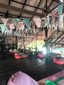 une chambre avec un tas de cerfs-volants suspendus au plafond dans l'établissement Salamao Bungalow, à Koh Tao