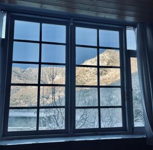 Nespecifikovaný výhled na hory nebo výhled na hory při pohledu z hostelu