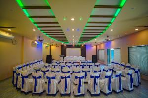a banquet hall with tables and chairs in a room at Aqua Marina Drive Inn in Mandarmoni