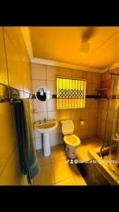 Ένα μπάνιο στο TSHABELANG MOUNTAIN VIEW LODGE