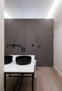 ein Badezimmer mit zwei Waschbecken auf der Theke in der Unterkunft Cosy Loft's Valencia in Catarroja