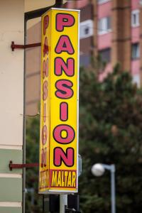 een geel bord voor een popcornmarkt op een gebouw bij Pansion Maltar Varaždin in Varaždin