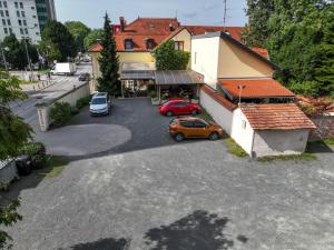 een uitzicht op een parkeerplaats met geparkeerde auto's bij Pansion Maltar Varaždin in Varaždin