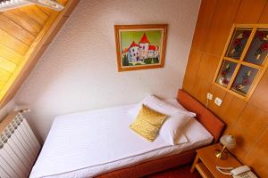 Ein Bett oder Betten in einem Zimmer der Unterkunft Pansion Maltar Varaždin