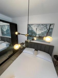 ein Schlafzimmer mit einem großen weißen Bett und einem Fenster in der Unterkunft Sunny Apartments Avanera Suceava in Suceava