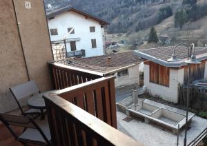 un balcón de una casa con un fregadero en APPARTAMENTO MIRTA, en Molina di Ledro