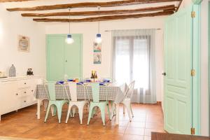 una sala da pranzo con tavolo e sedie di Casa rural "Cuenta la Leyenda..." a Bulbuente
