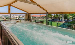 Whirlpool-Badewanne im Resort in der Unterkunft Avigail Guest House in Jabneel