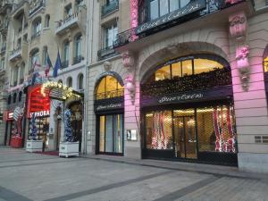 una tienda con adornos navideños en una calle de la ciudad en MULTIRESIDENCE L'ELYSEE Paris, en París