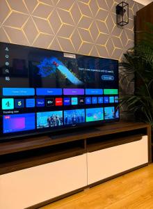 TV a/nebo společenská místnost v ubytování Dundridge Home - Morden Urban Living - Sleeps up to 9 guests & private parking for 2 vehicles