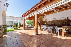 an outdoor patio with a table and chairs at Bonita Casa Para El Relax in Valsequillo
