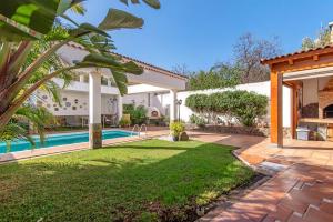 a backyard of a house with a swimming pool at Bonita Casa Para El Relax in Valsequillo