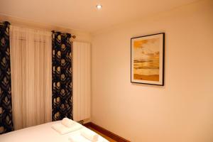 Postel nebo postele na pokoji v ubytování Dundridge Home - Morden Urban Living - Sleeps up to 9 guests & private parking for 2 vehicles