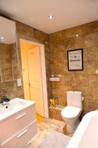 Ένα μπάνιο στο Dundridge Home - Morden Urban Living - Sleeps up to 9 guests & private parking for 2 vehicles