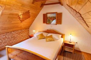 Ein Bett oder Betten in einem Zimmer der Unterkunft Pansion Maltar Varaždin