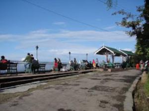 een groep mensen die op een treinstation wachten bij Darjeeling Inn , Darjeeling in Darjeeling